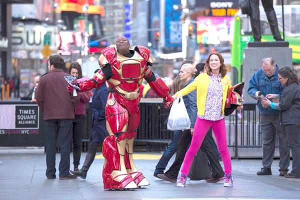 Titus (Tituss Burgess) and Kimmy Schmidt (Ellie Kemper) stroll the streets of New York City.