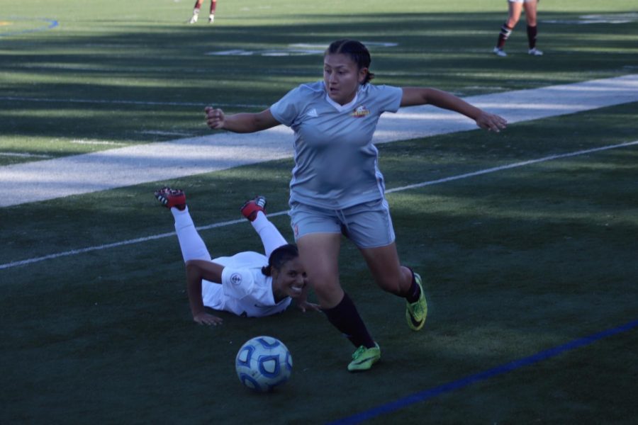Adriana Urrutia dodges opposing player. 