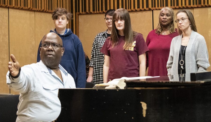 Professor Silvester Henderson conducts a rehearsal for the Fall Choral Adventure Concert with the Chamber Chorale.