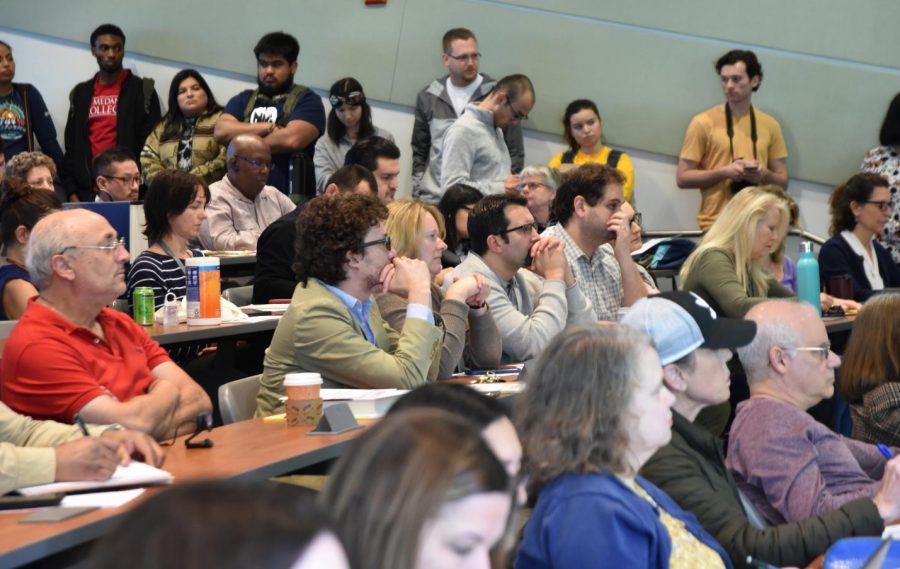 Staff and students packed the lecture hall to express their concerns and confusion about what was happening due to the COVID-19 virus during the emergency Academic Senate meeting which was held on March 11.