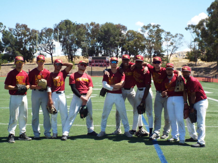 The+LMC+baseball+team+poses+for+a+group+photo+during+practice.