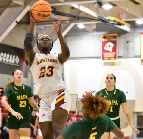 Busola Ayiloge running up scoring a layup for the womens basketball team against Napa Valley College on Jan. 27