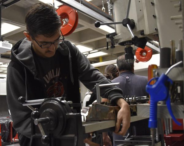 Automotive student Victor Ceballos in LMC’s AUTO-112 engine technology class.