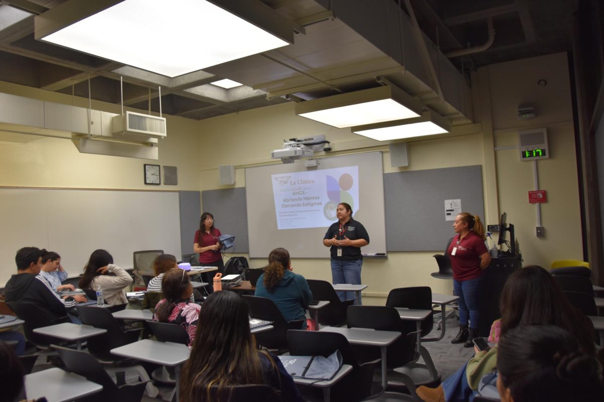 La Clínica gives presentation on mental health in Spanish at LMC.