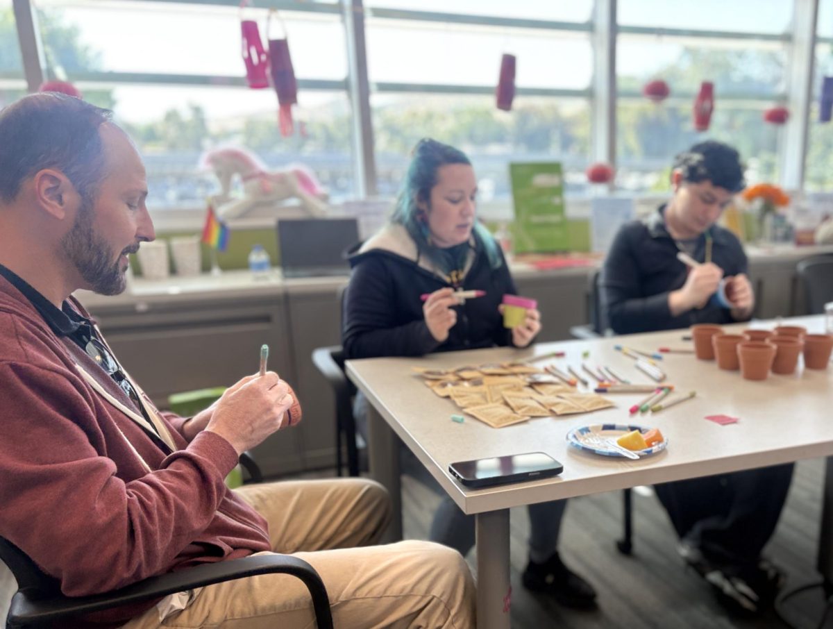 Participants decorate their flower pots with markers at the summit.